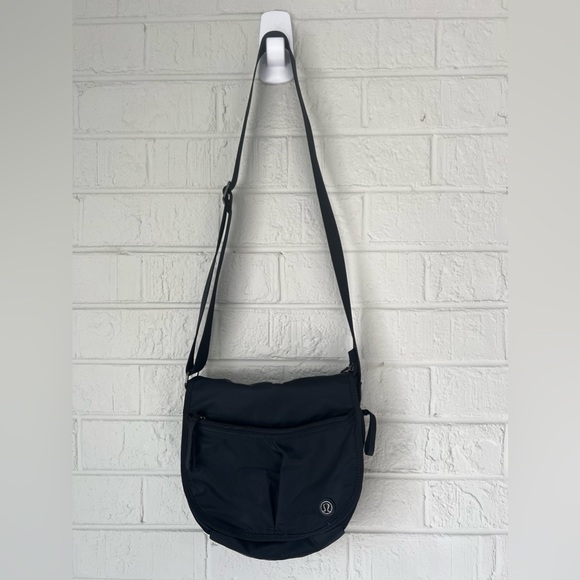 Lululemon the essentials bag 🪬 - Picture 2 of 15